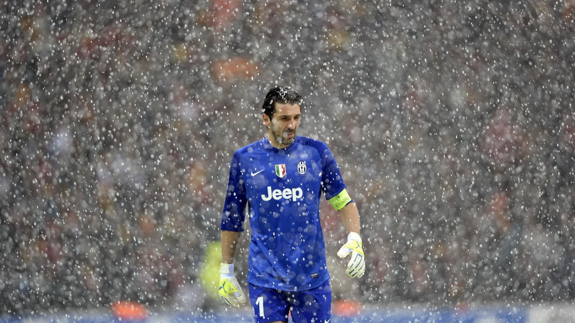 全国范围内推行“足球+健康+素养”的行业创新方法，足球产业化